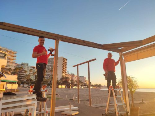 Instalando toldos y pérgolas en beach club en la Costa del Sol
