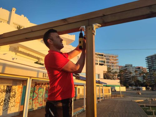 Instalando toldos y pérgolas en beach club en la Costa del Sol