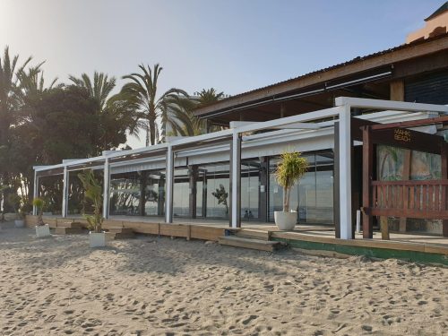 Instalación de toldos y pérgolas en beach clubs en la Costa del Sol