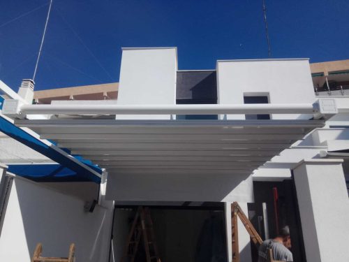 Detalle de instalación de toldo retráctil
