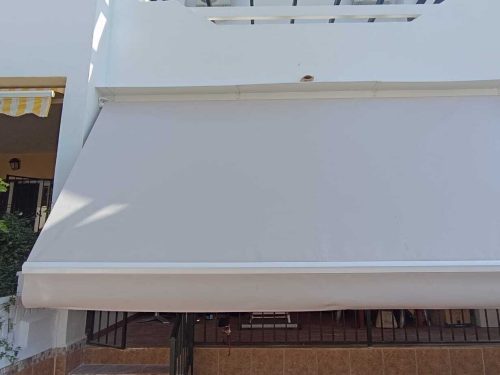 Instalación de toldo en casa particular en Marbella