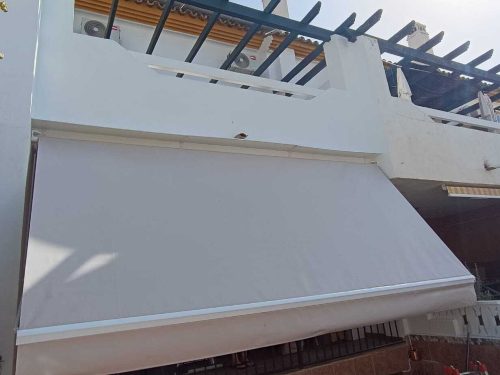 Instalación de toldo en casa particular en Marbella