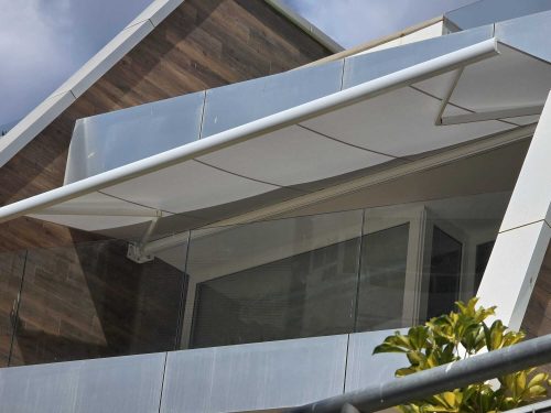 Instalación de toldo en casa particular en Estepona