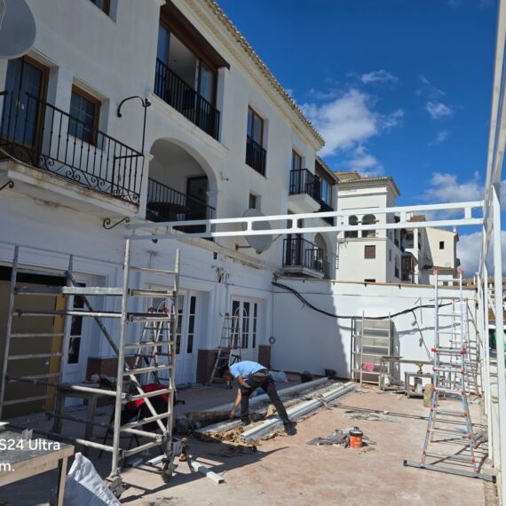 Instalación de toldo retractil en terraza de restaurante en Puerto de la Duquesa en Sabinillas