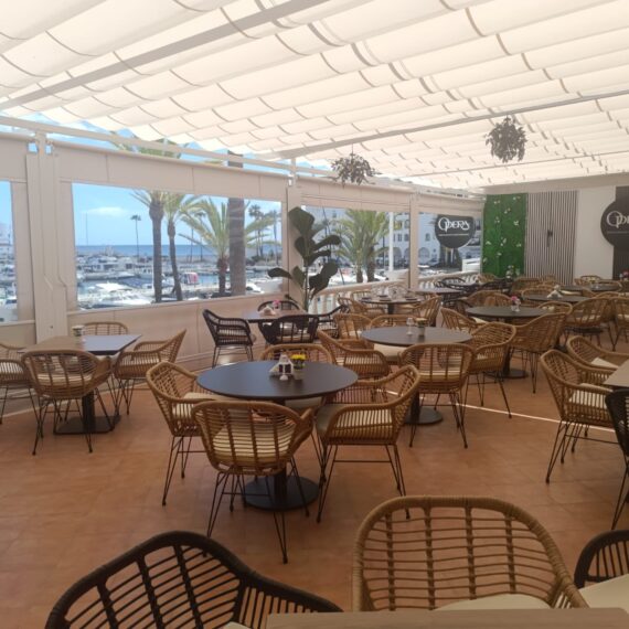 Instalación de toldo retractil en terraza de restaurante en Puerto de la Duquesa en Sabinillas