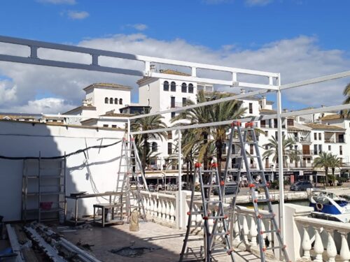 Installation of a retractable awning on a restaurant terrace in Puerto de la Duquesa, Sabinillas