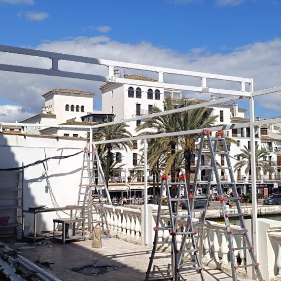 Instalación de toldo retractil en terraza de restaurante en Puerto de la Duquesa en Sabinillas