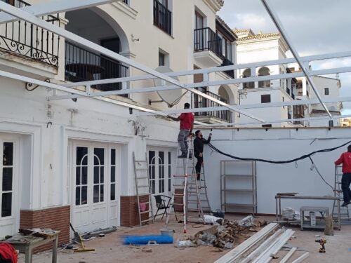 Installation of a retractable awning on a restaurant terrace in Puerto de la Duquesa, Sabinillas