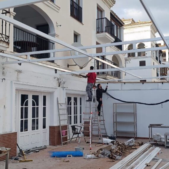 Instalación de toldo retractil en terraza de restaurante en Puerto de la Duquesa en Sabinillas