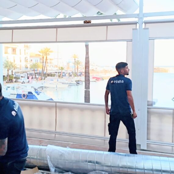 Instalación de toldo retractil en terraza de restaurante en Puerto de la Duquesa en Sabinillas