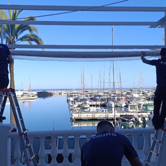 Instalación de toldo retractil en terraza de restaurante en Puerto de la Duquesa en Sabinillas