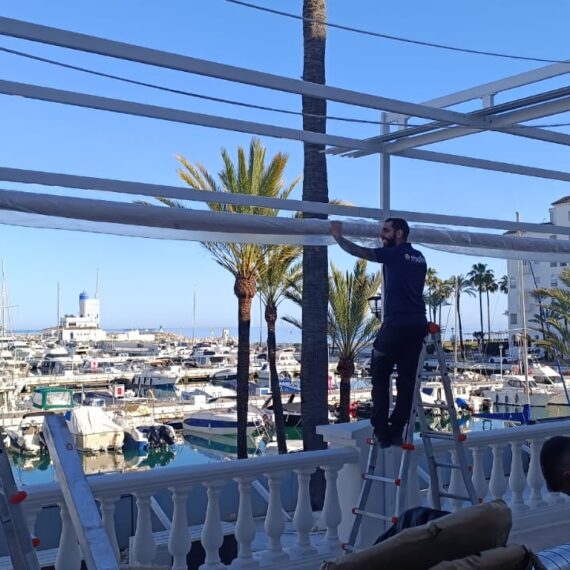 Instalación de toldo retractil en terraza de restaurante en Puerto de la Duquesa en Sabinillas