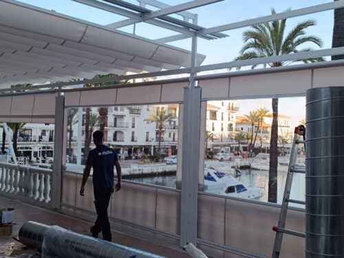 Installation of a retractable awning on a restaurant terrace in Puerto de la Duquesa, Sabinillas