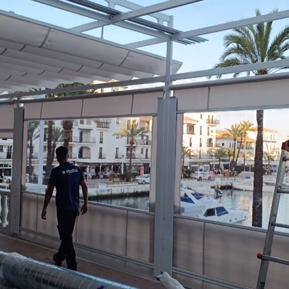 Instalación de toldo retractil en terraza de restaurante en Puerto de la Duquesa en Sabinillas