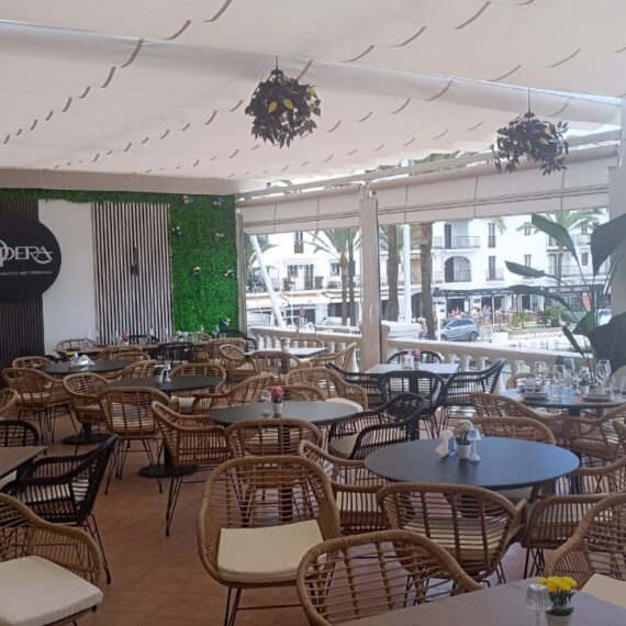 Instalación de toldo retractil en terraza de restaurante en Puerto de la Duquesa en Sabinillas