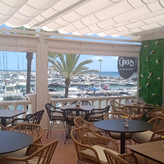 Instalación de toldo retractil en terraza de restaurante en Puerto de la Duquesa en Sabinillas