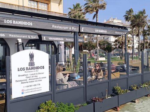 Instalación de un toldo retráctil en terraza de restaurante en San Luis de Sabinillas