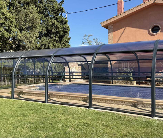 Cerramientos de piscinas privadas o comunitarias en Marbella y la Costa del Sol