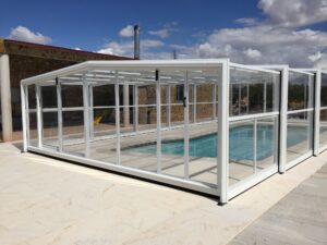 Cerramientos de piscina con cubiertas elevables