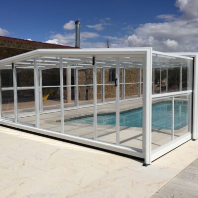 Cerramientos de piscina con cubiertas elevables