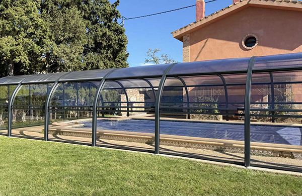 Cerramientos de piscinas privadas o comunitarias en Marbella y la Costa del Sol